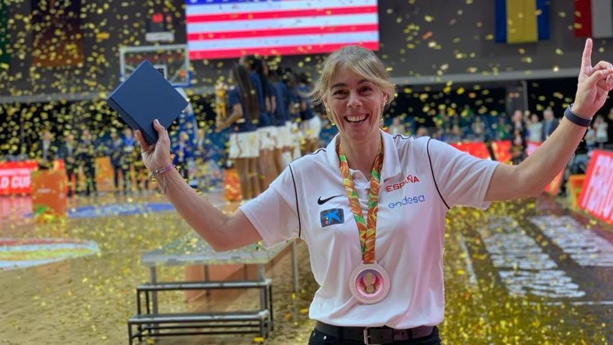 Cristina Cantero celebra la medalla de plata conquistada con la selección española sub 17 femenina de baloncesto.