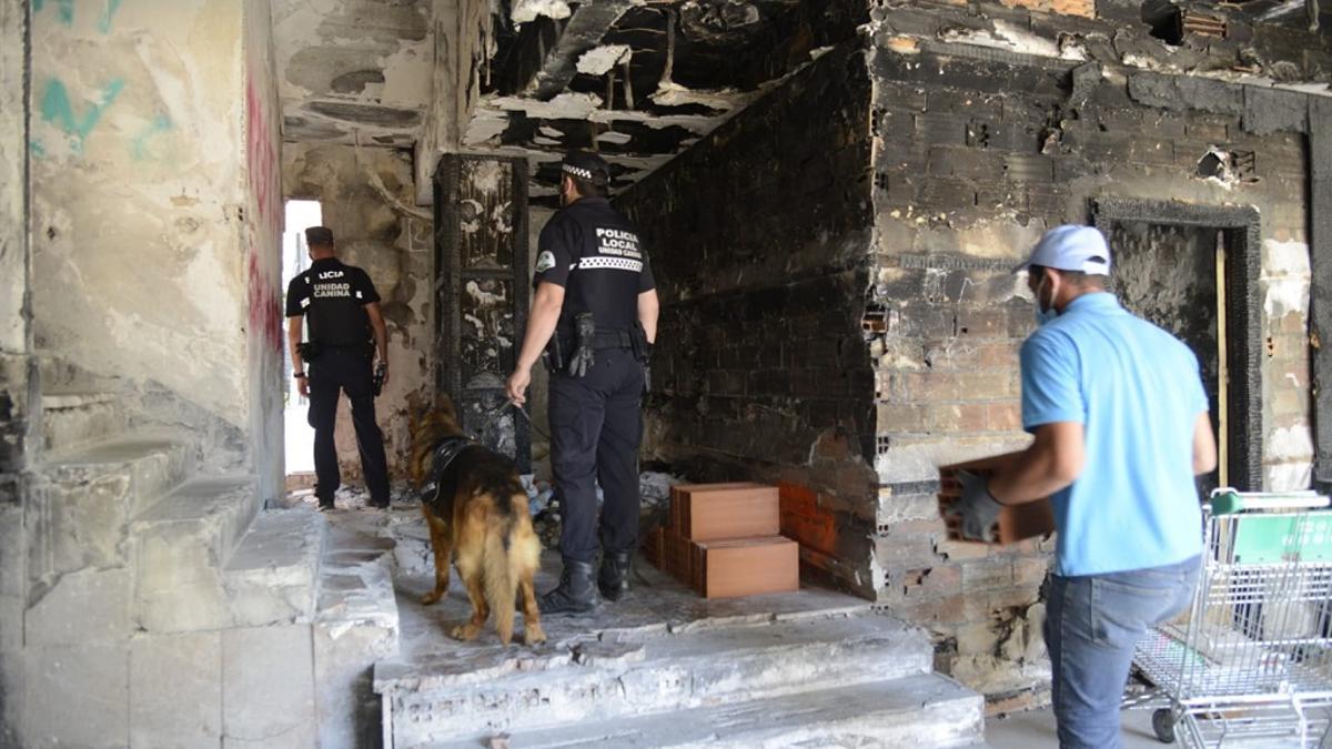 Agentes de la Policía Local de Torremolinos inspeccionan el hotel Califa.