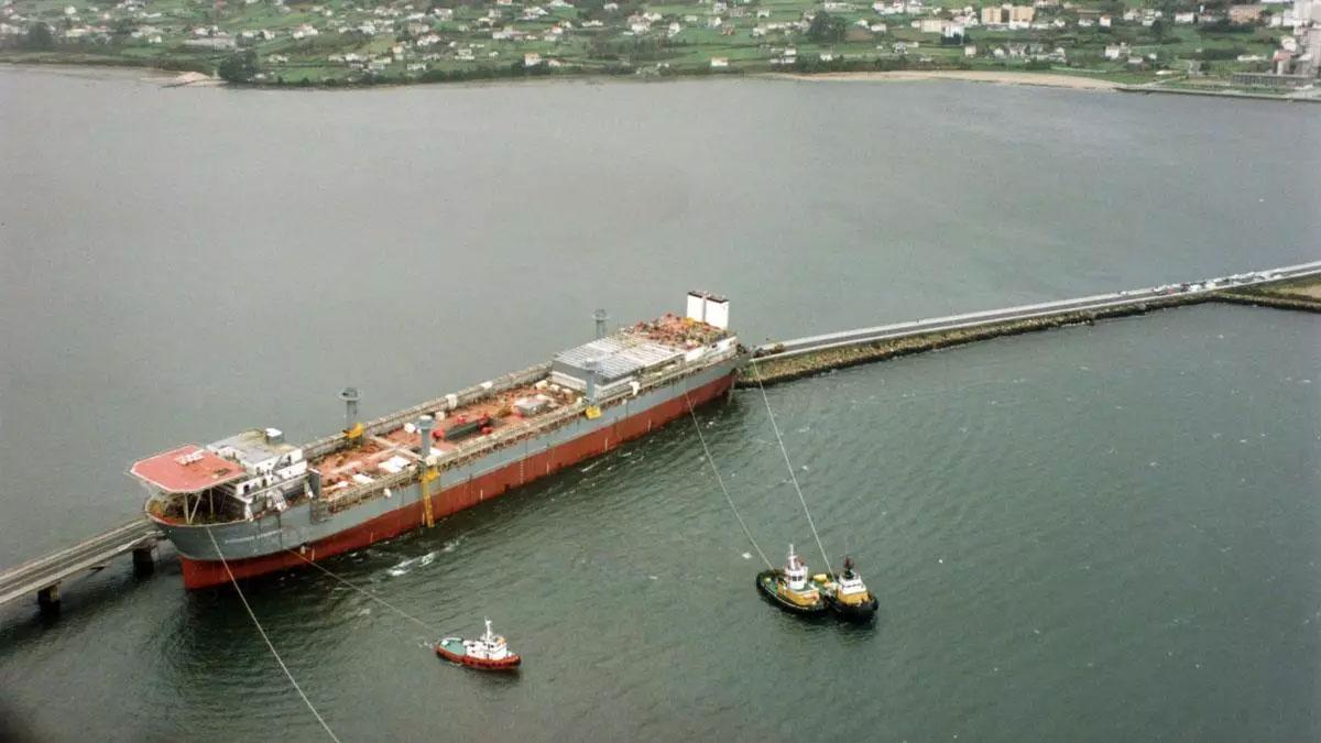 El &quot;Discoverer Enterprise&quot;, incrustado en el puente de As Pías en 1998.