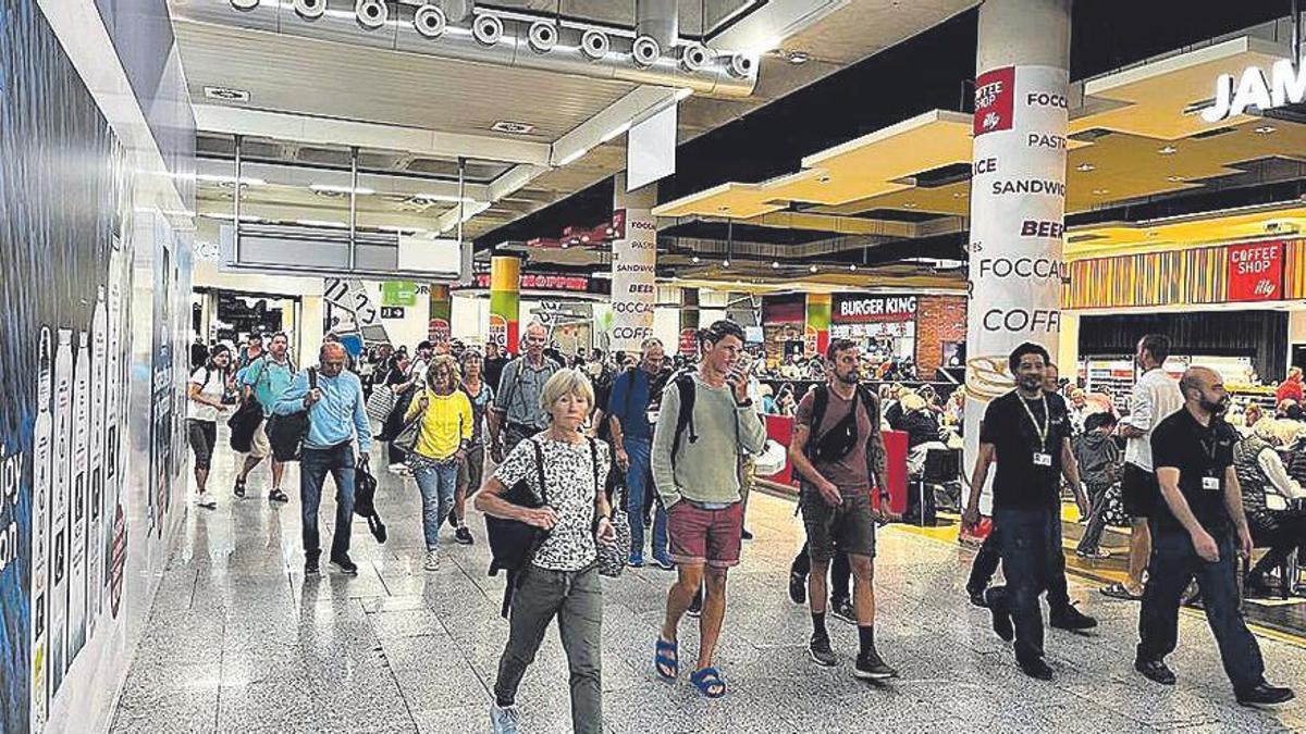 Pasajeros en el aeropuerto de Palma en el puente de mayo.