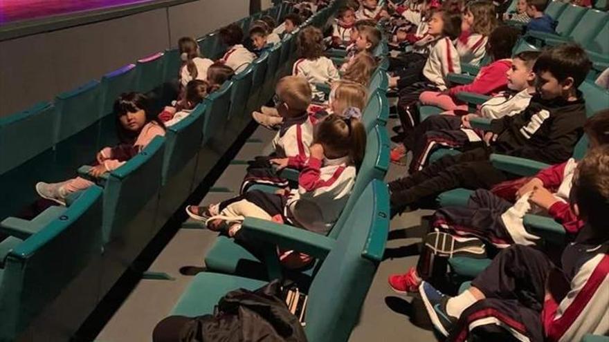 Casi 1.500 escolares disfrutan y aprenden con el teatro en inglés