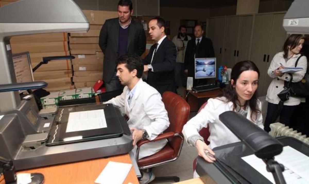El alcalde José López y Alejandro Redondo, ayer, viendo cómo se ejecuta la digitalización. //Bernabé / Luismy