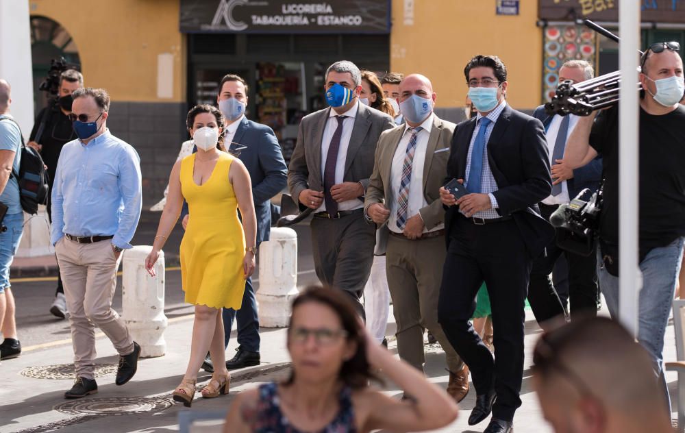 Las autoridades pasearon por el Puerto de La Cruz.