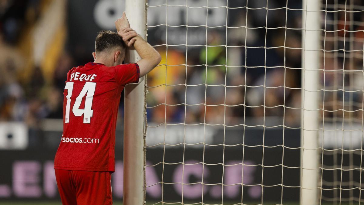 Peque se lamenta de una jugada durante el partido de Liga entre Valencia y Sevilla disputado en Mestalla.
