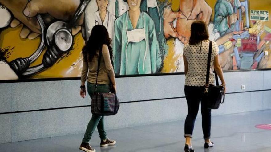 Dos alumnas de la Facultad de Medicina caminan por las instalaciones del campus de Sant Joan, en imagen de archivo.