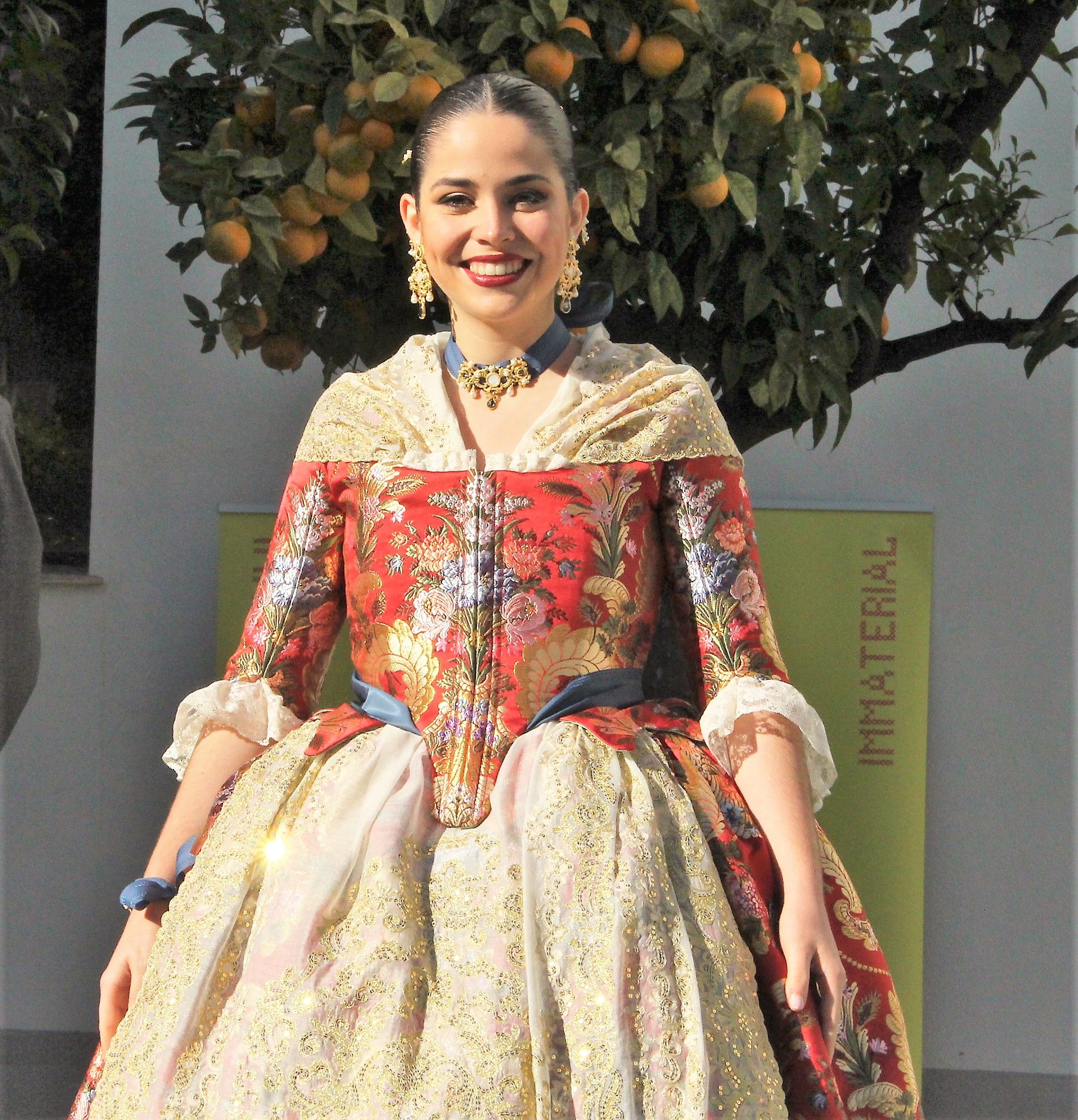 Falleras mayores y cortes recuperan el moño único... y unos segundos sin mascarilla