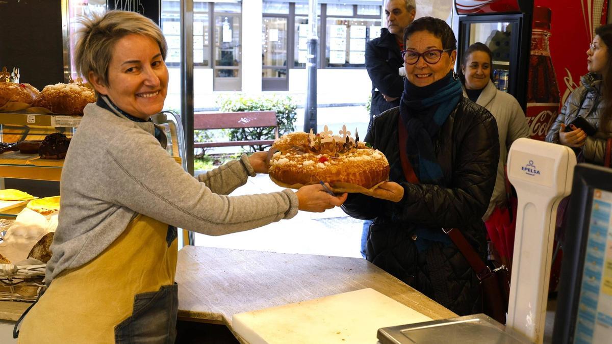 Venta de roscones de Reyes este viernes en la panadería Cervela, de la Avenida de Vilagarcía