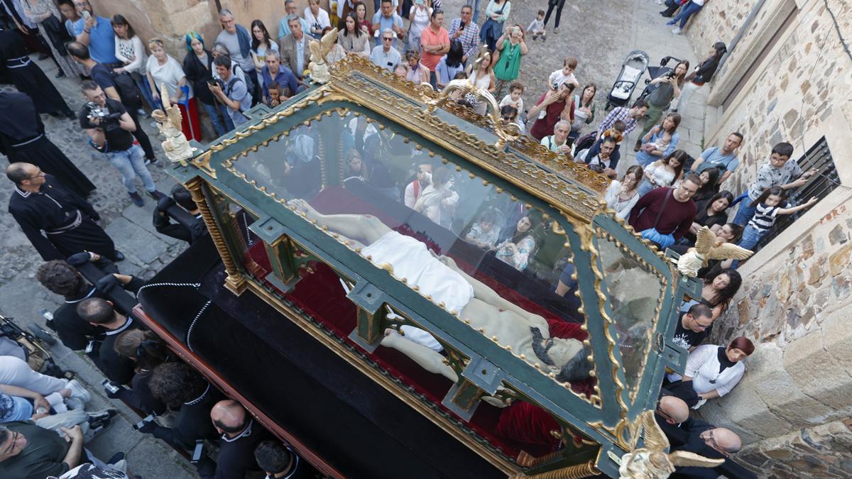 Así se vivió la procesión de la Soledad y el Santo Entierro en Cáceres