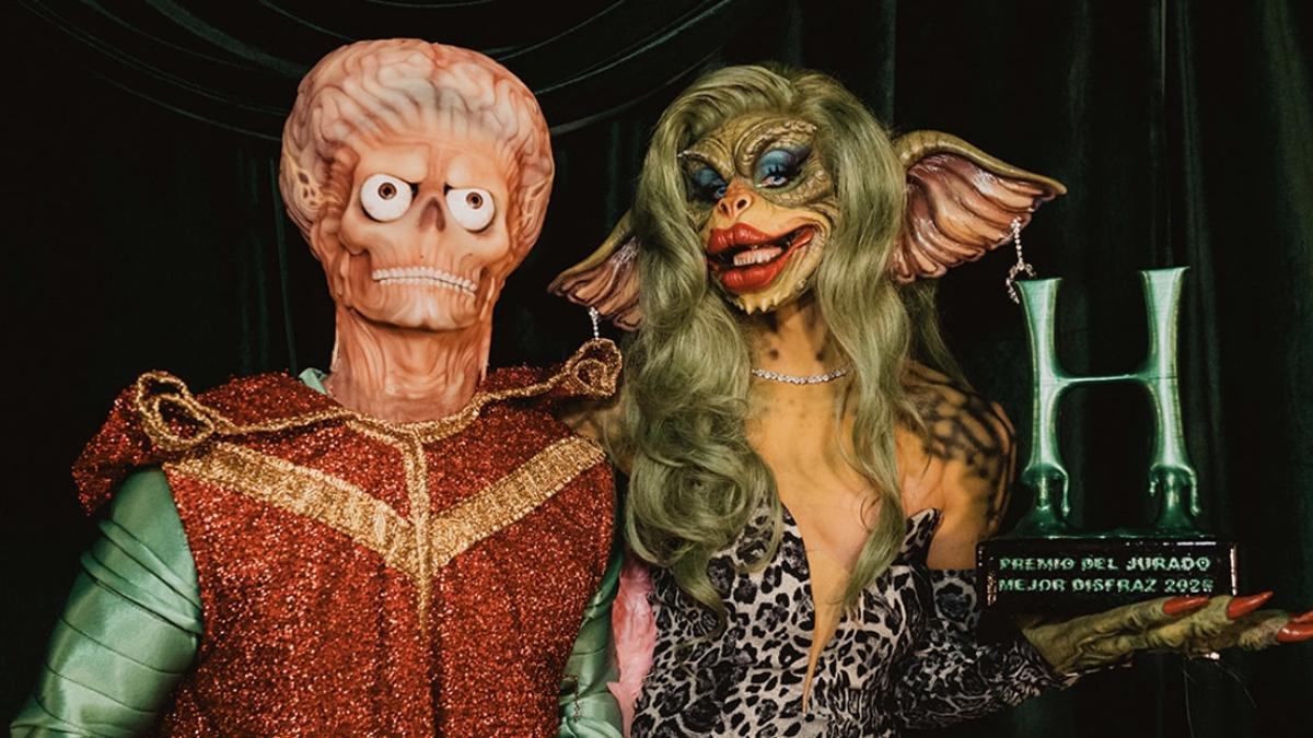 Sensillo con S y Alaska Nebraska, organizador u ganadora del premio al mejor disfraz en el evento Halloween con S.