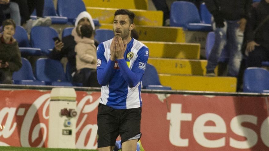 Imagen de Benja en el partido ante el Cornellà