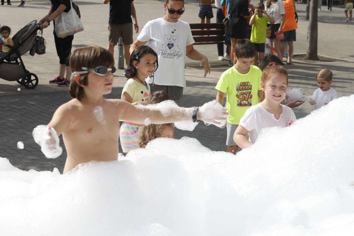 Los niños disfrutan de la fiesta de la espuma.