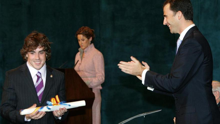 Alonso recibe el Premio Príncipe de Asturias 2005 de los Deportes de manos del entonces Príncipe Felipe y actual Rey de España.