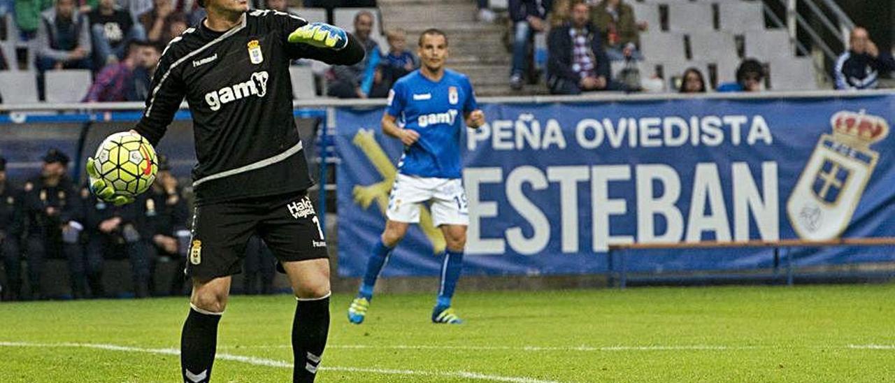 Esteban durante un partido con el Oviedo.