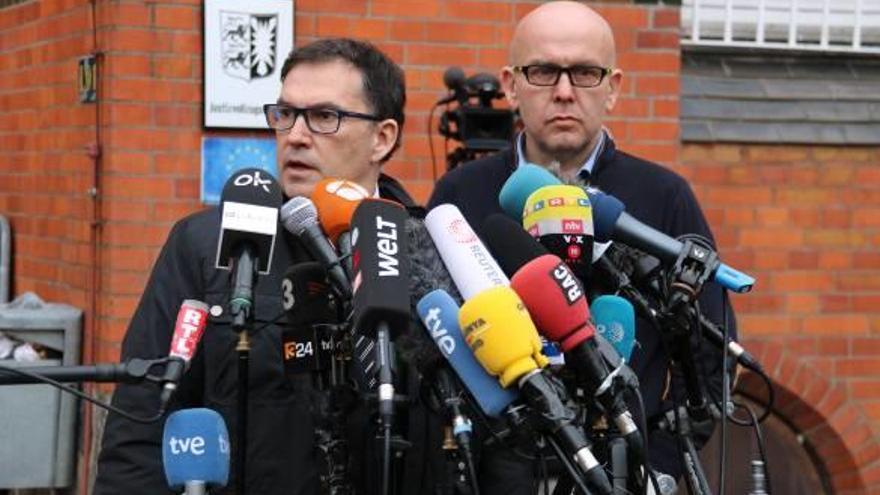 Els advocats Jaume Alonso-Cuevillas i Gonzalo Boye després de reunir-se amb Puigdemont a la presó