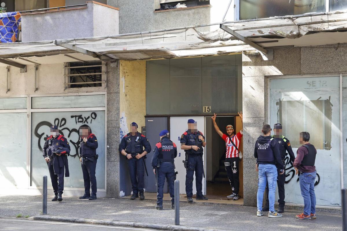 Tècnics de l’Ajuntament de Girona revisen l’estat del bloc ocupat de la ronda Ferran Puig amb suport de la policia