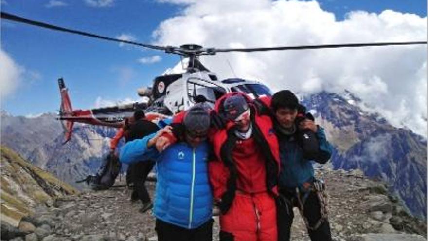Un alpinista és rescatat en helicòpter de la muntanya Manaslu, on van morir 9 persones.