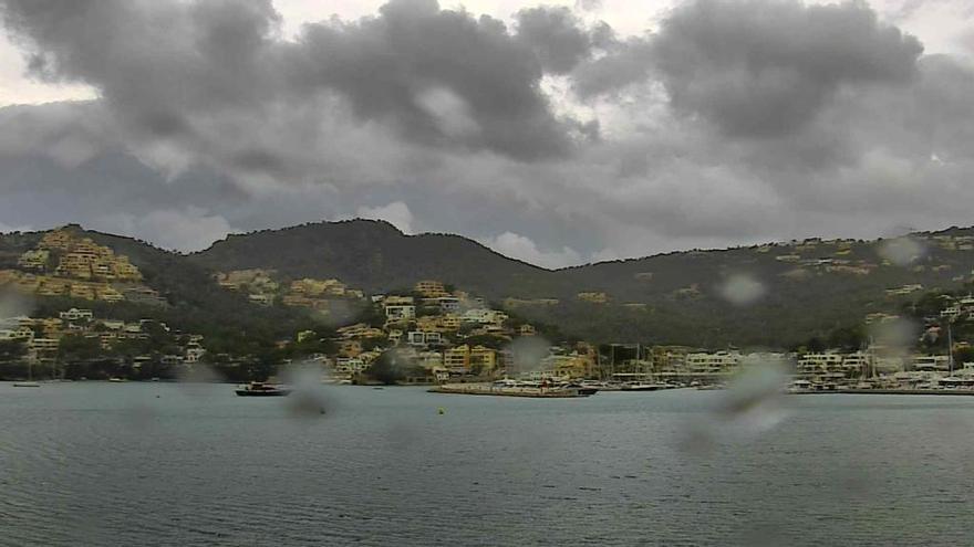 Dunkle Wolken in Port d&#039;Andratx am Freitagmorgen (14.12.).