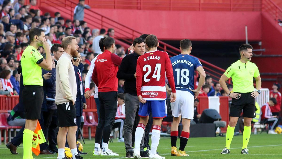 Jugadores de Granada y Athletic, junto al cuerpo arbitral tras el aplazamiento del partido de Liga.