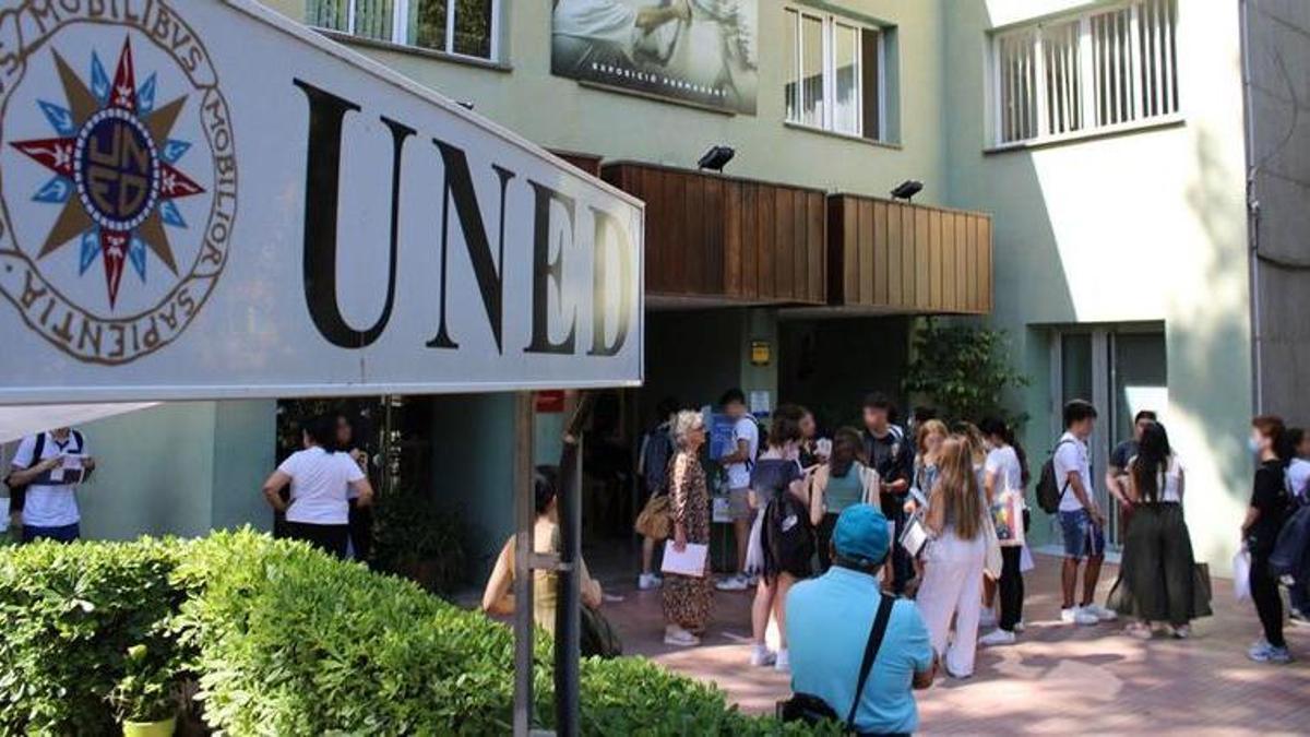 La entrada a la UNED de Dénia