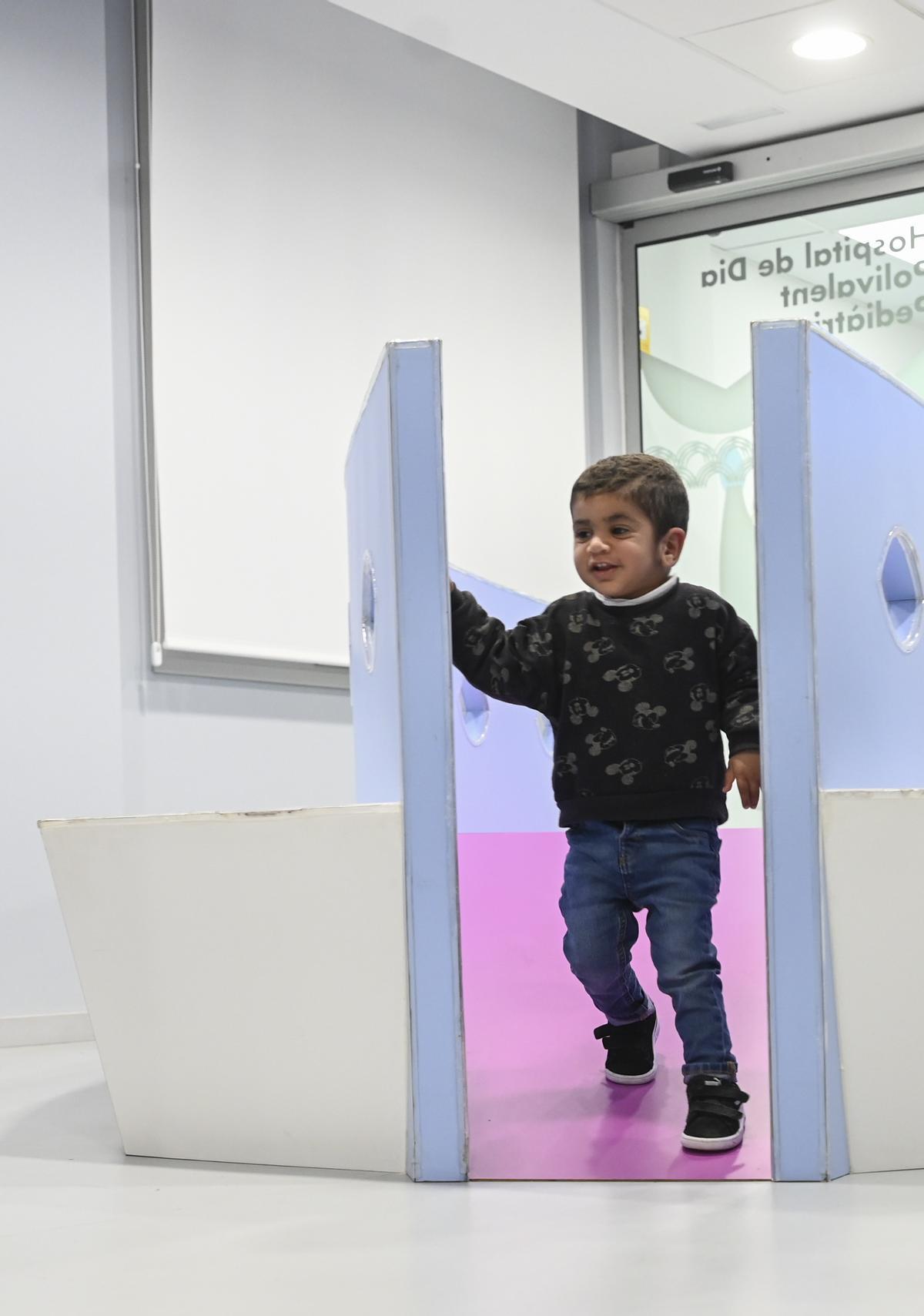 El pequeño Amjad juega en el área de inmunología pediátrica de Vall dHebron