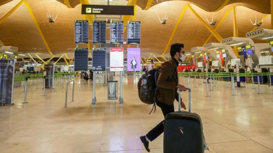 Paneles luminosos de la informacIón de los vuelos en el Aeropuerto Madrid-Barajas Adolfo Suárez.