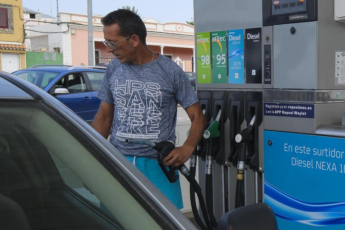 Un conductor reposta gasolina en una estación de servicio del Archipiélago.