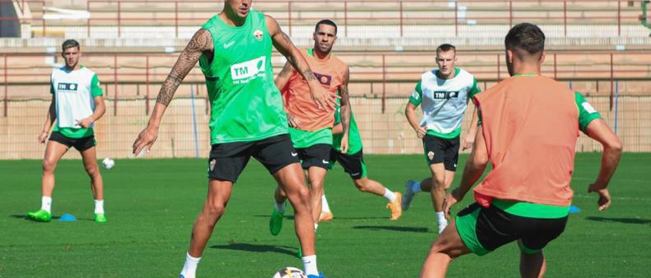 Enzo Roco prepara un pase en el primer e entrenamiento de la semana en el Díez Iborra. | SONIA ARCOS / ECF