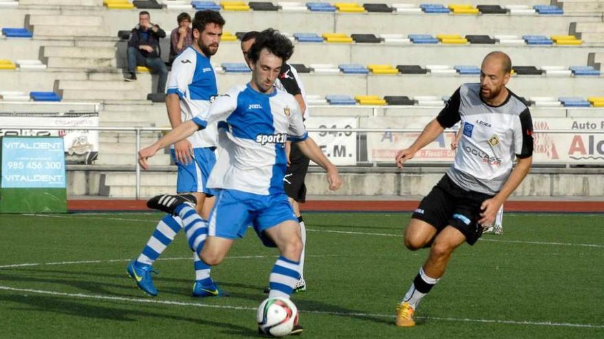 Meneses golpea el balón ante la presencia de Richard.