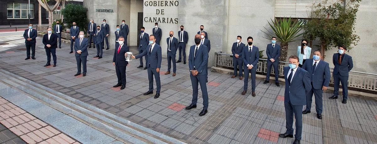 Las autoridades regionales posan con la Copa del Rey junto a la expedición del Guaguas que asitió ayer a la recepción oficial en la sede de Presidencia de la capital grancanaria. | | QUIQUE CURBELO/EFE