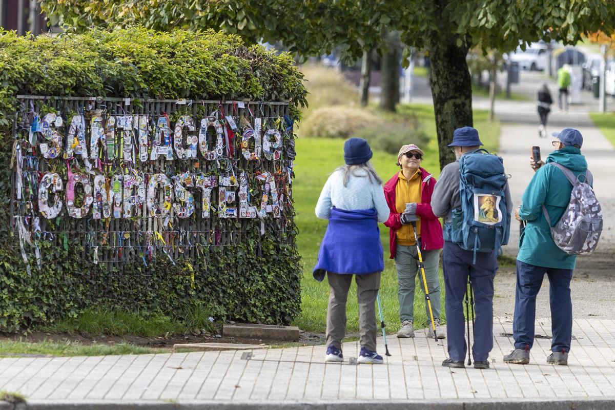 Peregrinos en la entrada de Santiago de Compostela