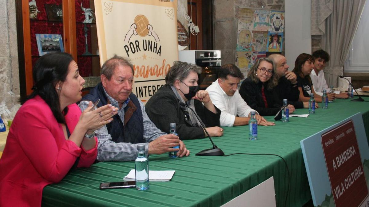 Participantes en el debate 
celebrado el miércoles en 
el centro cultural Vista Alegre.