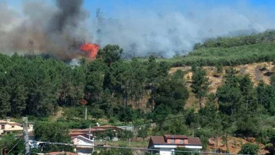 El incendio en Arbo. // Manu de la Cruz