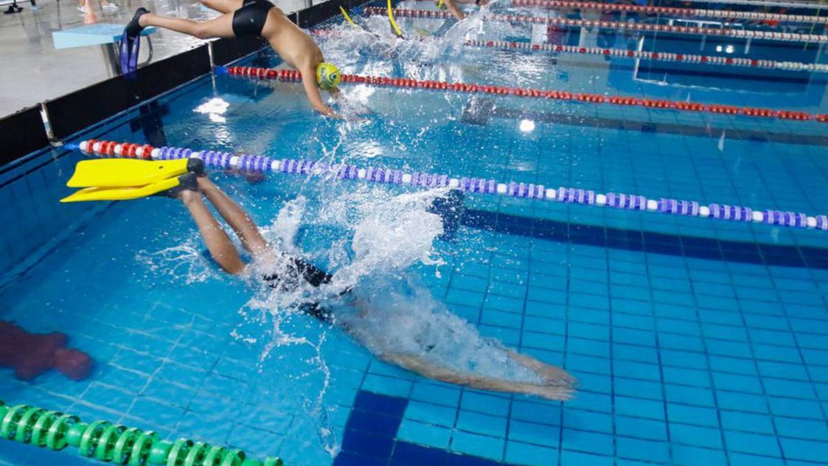 Algunos integrantes del Club de Salvamento, en la piscina. |  // I.ABELLA