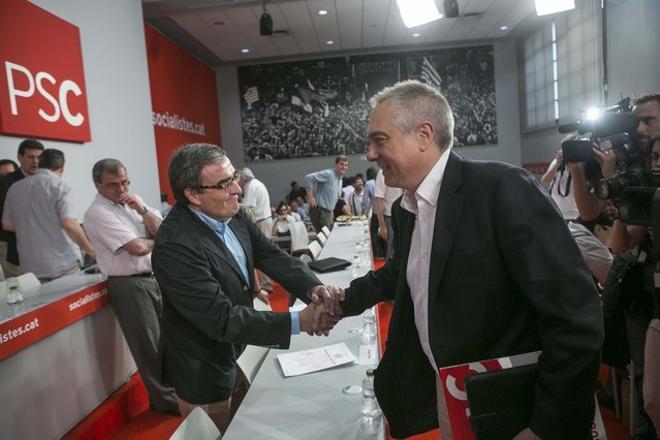 Ángel Ros (esquerra) saluda Pere Navarro a la seu del PSC.