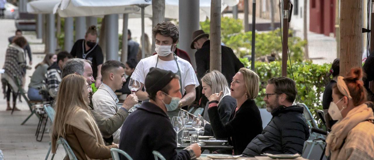 Una terraza de Palma de la calle Fàbrica en horario vespertino