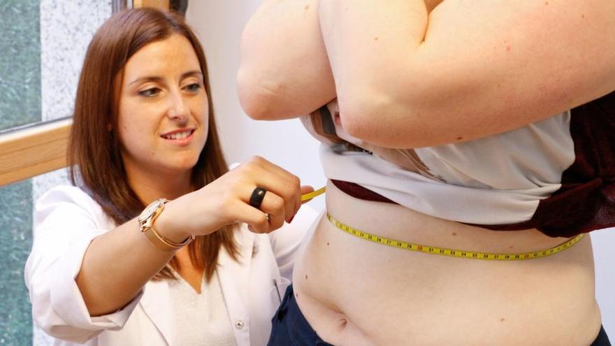 Una nutricionista toma medidas a una paciente en la Clínica de Nutrición Barros en Oviedo.