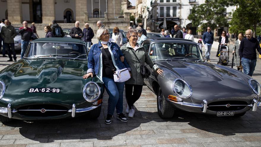 Vídeo | Así lucen en la plaza Mayor de Cáceres los Jaguar más caros del mundo