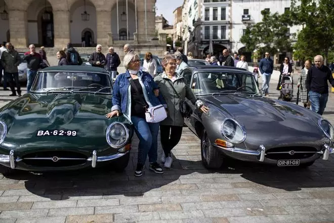 Vídeo | Así lucen en la plaza Mayor de Cáceres los Jaguar más caros del mundo