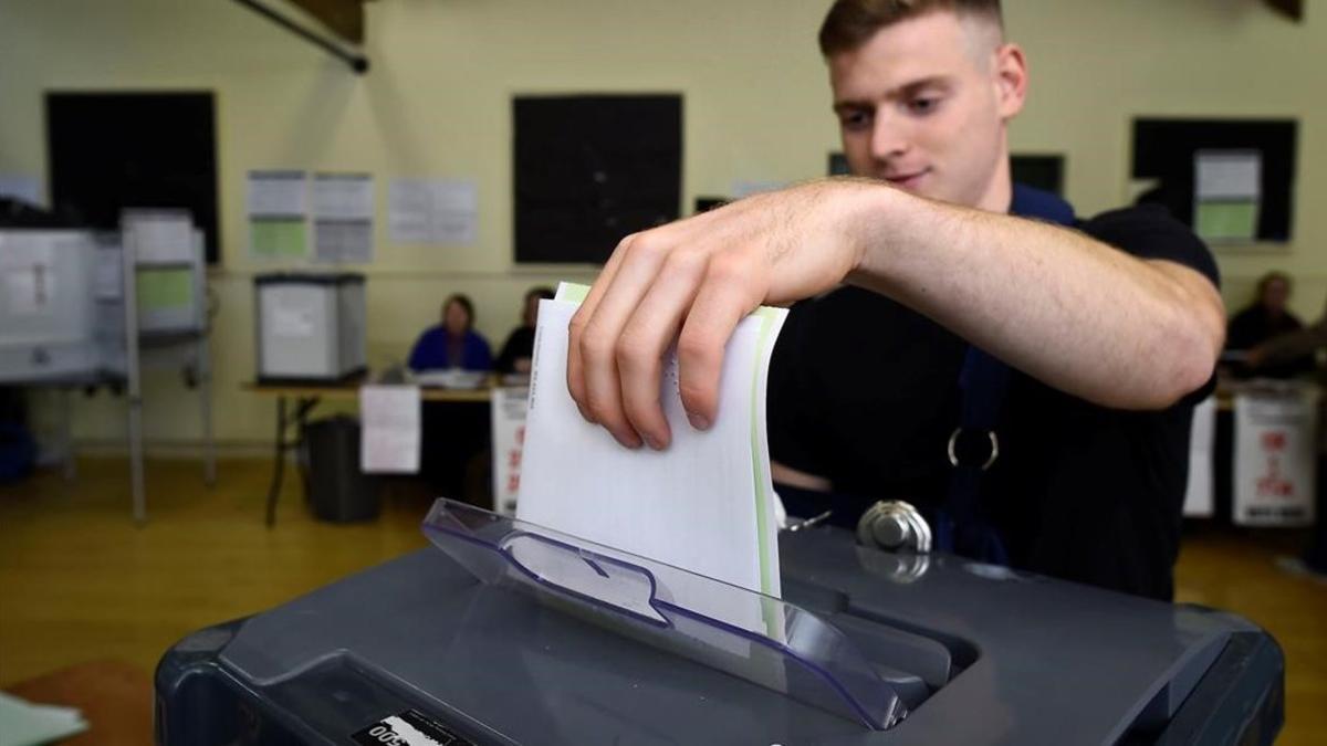 Un hombre vota en las elecciones irlandesas.