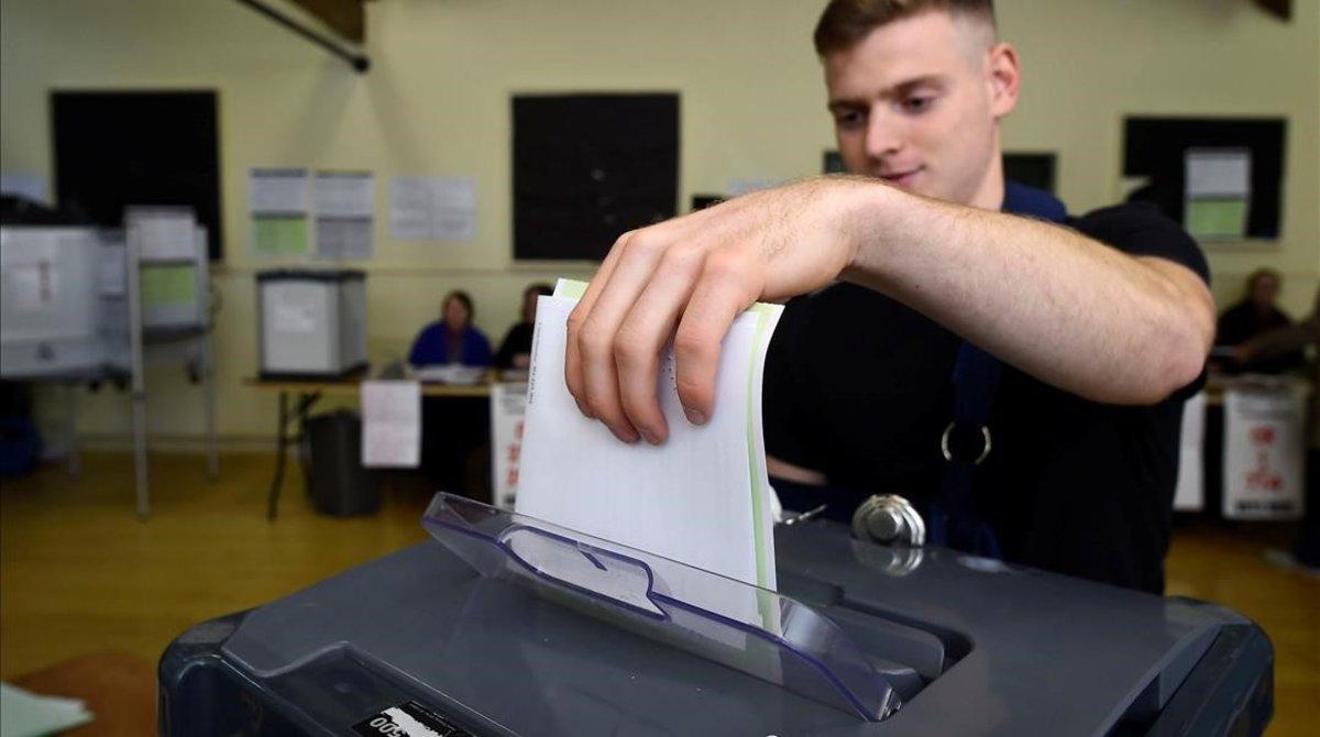 Un hombre vota en las elecciones irlandesas. 