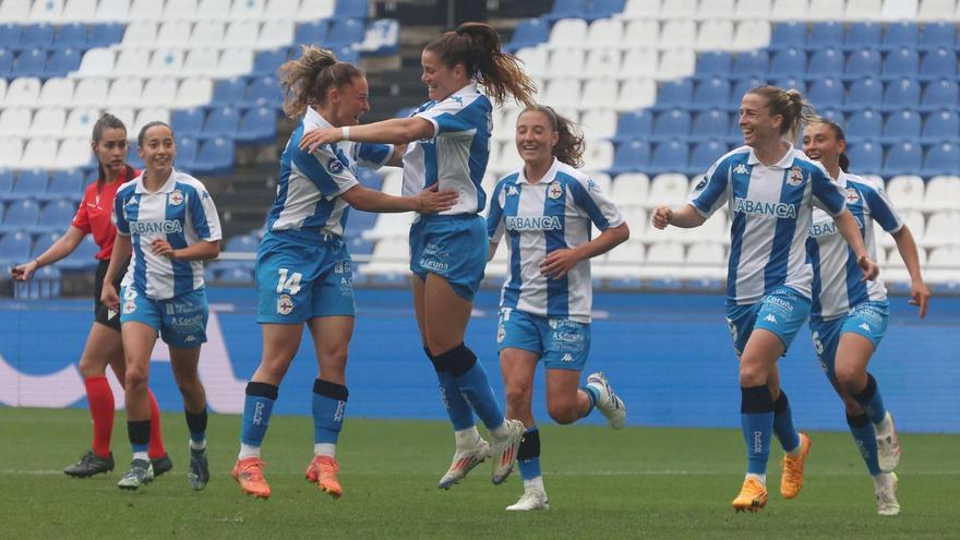 El Deportivo celebra un gol ante el Levante Badalona en Riazor.