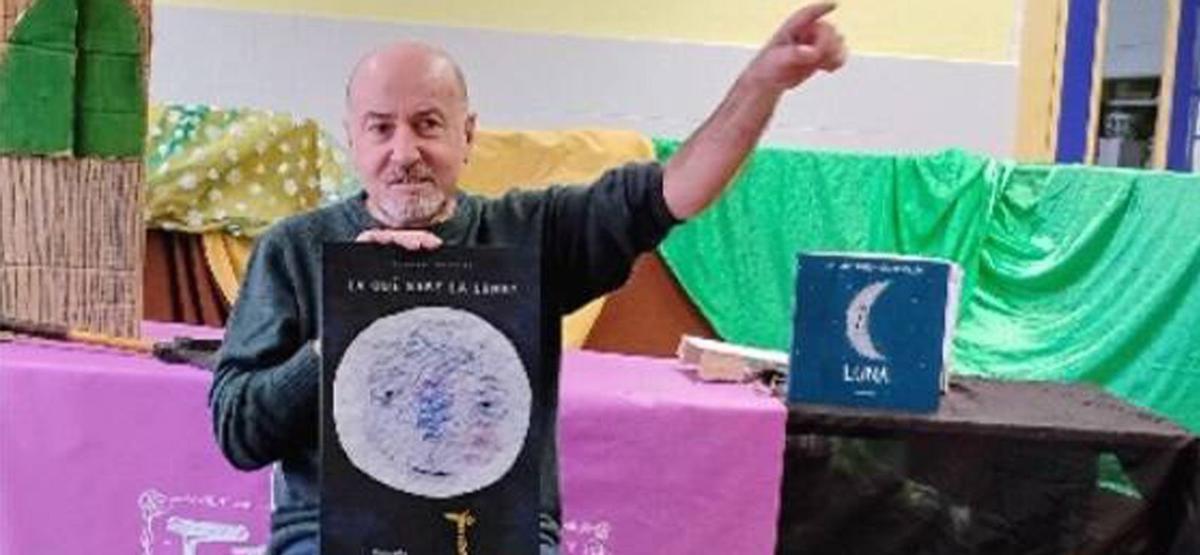 Xoxé Ballesteros, durante la lectura de «A qué sabe la Luna», de Michael Greniec, en un aula del CRA Valle de Valverde. | cedida