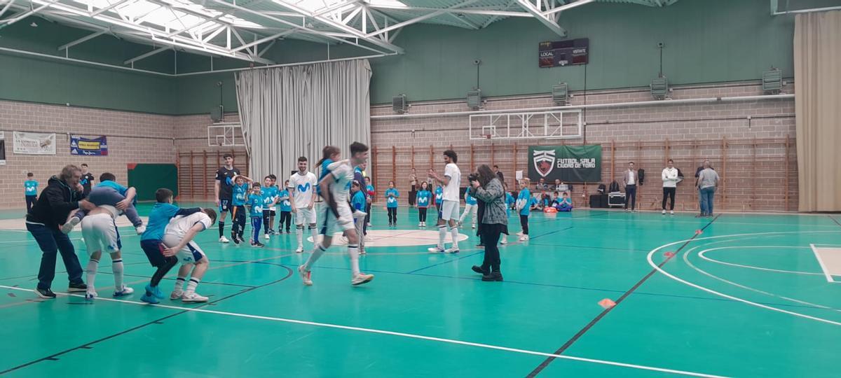 Escolares de Toro disfrutan de una mañana de fútbol sala con los Mega Cracks del Inter Movistar