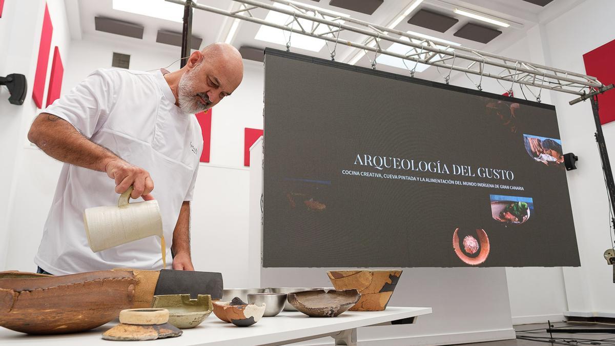 Marcos Tavío prepara el plato 'La experiencia del gofio' dentro de la experiencia gastronómica 'Arqueología del gusto' en el Cabildo de Gran Canaria.