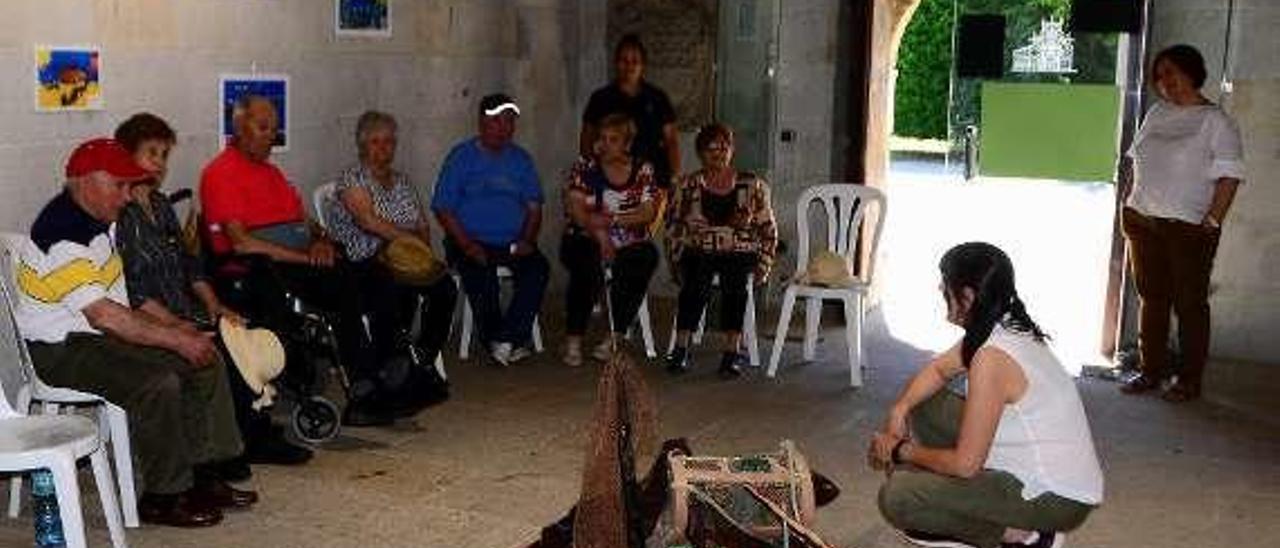 El culmen a un año repleto de actividades
El colegio Sagrada Familia acaba de cerrar su emotivo proyecto del museo LembrArte, en la Capela do Hospital. Antes del cierre acudieron a visitarlo usuarios de Afamo, parte vital del proyecto. GN