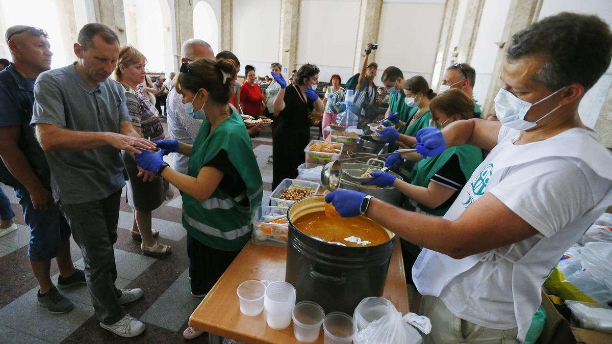 Evacuados de Mikolayiv reciben ayuda humanitaria y alimentos en la estación de Odesa, este jueves.