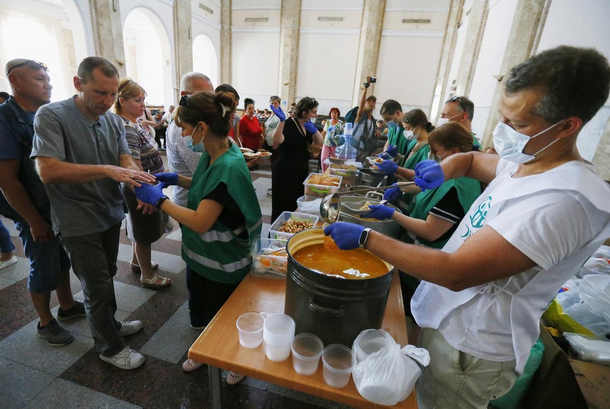 Evacuados de Mikolayiv reciben ayuda humanitaria y alimentos en la estación de Odesa, este jueves. Evacuados de Mikolayiv reciben ayuda humanitaria y alimentos en la estación de Odesa, este jueves.