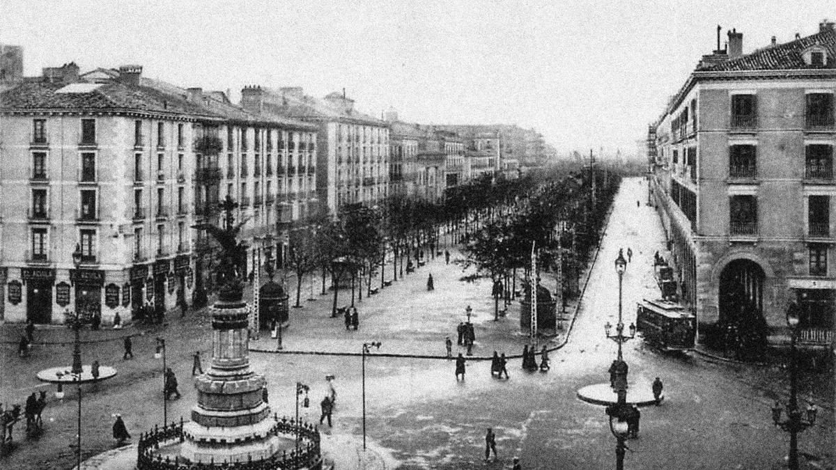Calle de la Independencia, en una despejada vista tomada desde la altura del inmueble del número 33 del Coso, recayente a la plaza de la Constitución en 1910