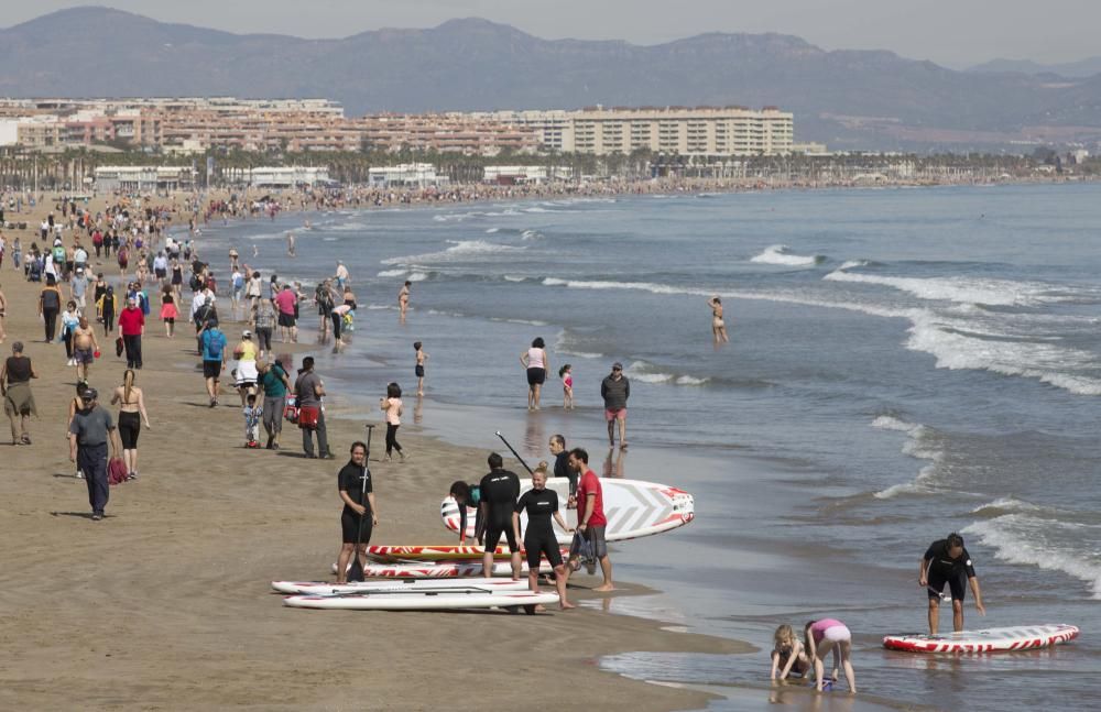 Numerosas personas han disfrutado de la jornada festiva y el sol en la playa.