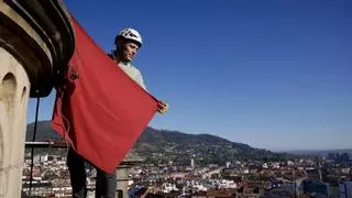 «No te acostumbras»: la vertiginosa subida a la torre de la Catedral de Oviedo para colocar las banderas de la Perdonanza